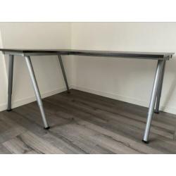 Bureau met stoer onderstel