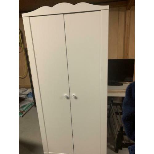 Mooie witte kledingkast kinderkamer (zonder beschadigingen)