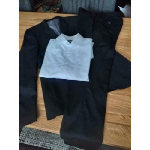 Zwart kostuum maat 46 body fit