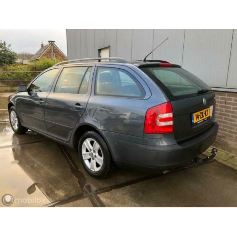 Skoda Octavia Combi 1.6 FSI Ambiente Attractive Business