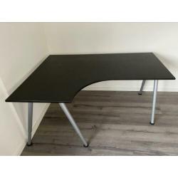 Bureau met stoer onderstel