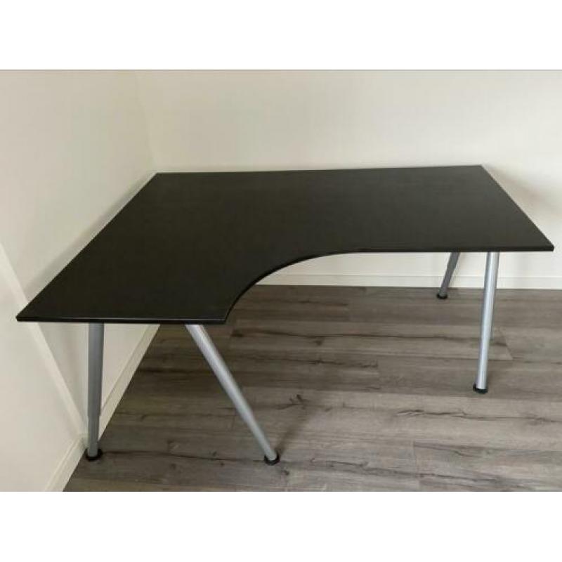 Bureau met stoer onderstel