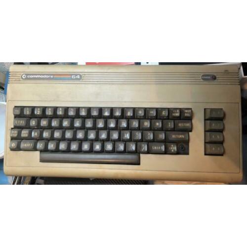 2x Commodore 64 en 1x C64 en 1x Amiga500