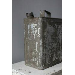 Stoer oud sleets olie / benzine vat *Pronck & Praal*