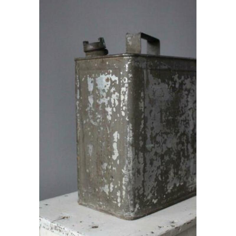 Stoer oud sleets olie / benzine vat *Pronck & Praal*