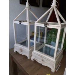 Twee zeer grote windlichten white washe met