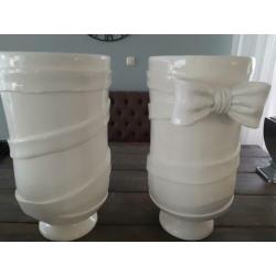 2 grote bloempotten met mooi design 57cm hoog