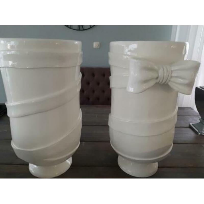 2 grote bloempotten met mooi design 57cm hoog
