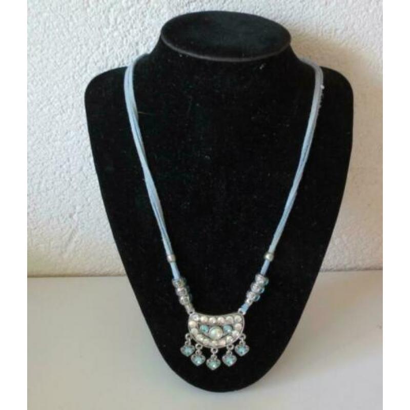 Toenga Ketting lichtblauw met strass