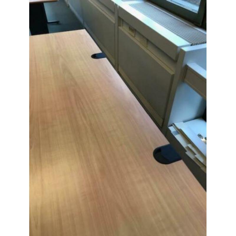 4 grote kantoor bureau's 200x100 in hoogte verstelbaar