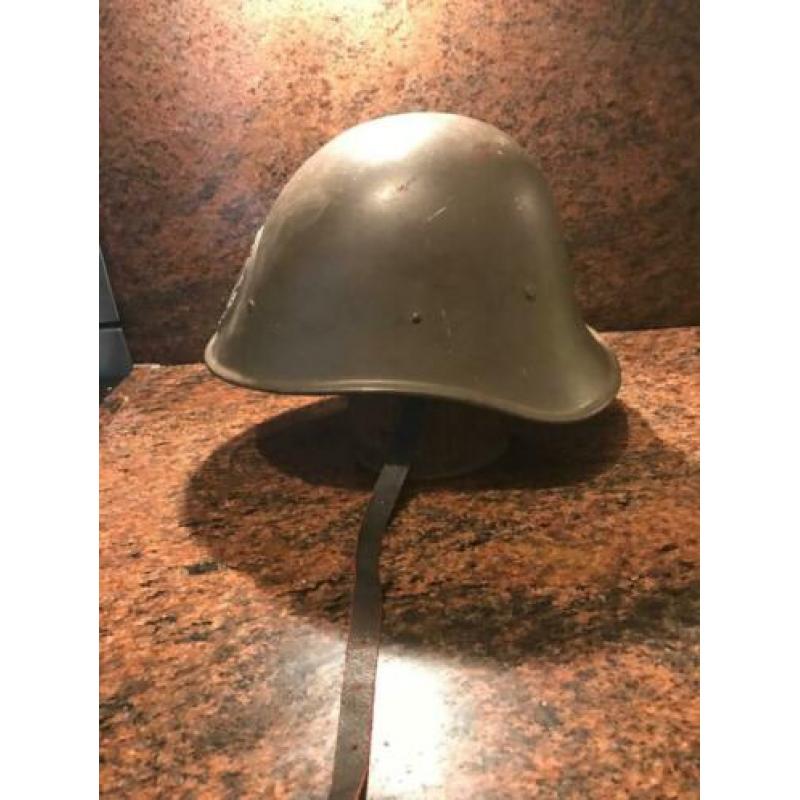 Nederlandse m34 helm met plaat en binnenwerk
