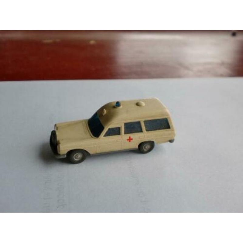 Wiking Mercedes 200 Ambulance