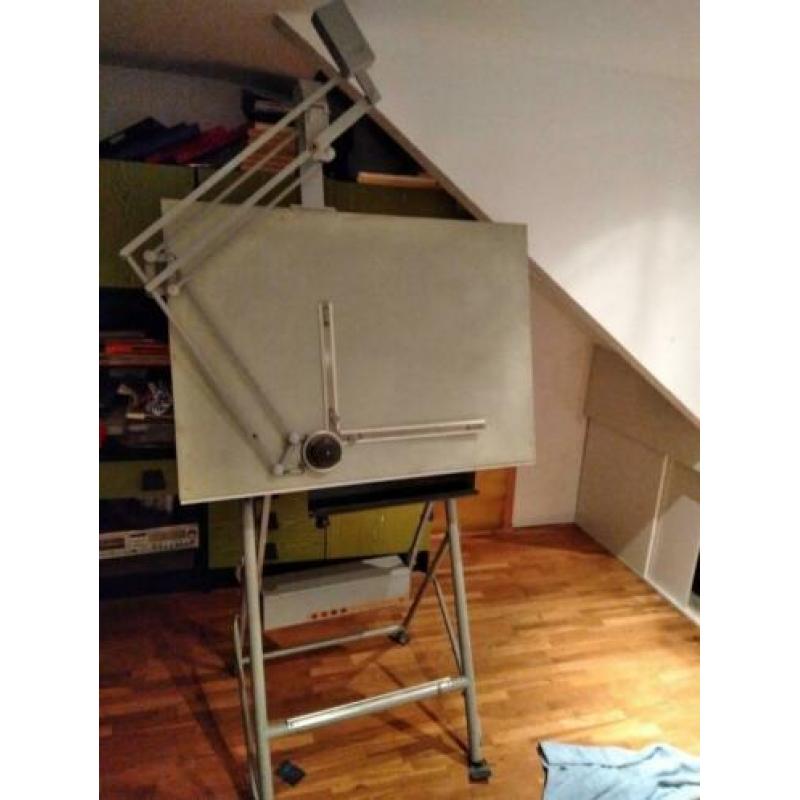 tekentafel met tekenmachine