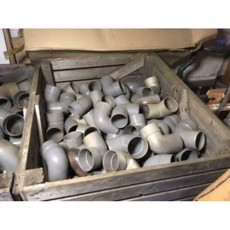 312. Partij nieuwe verkleurde PVC hulpstukken