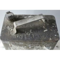 Stoer oud sleets olie / benzine vat *Pronck & Praal*