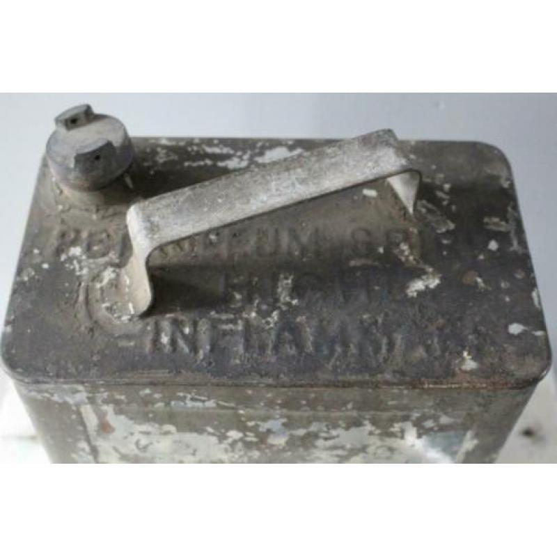 Stoer oud sleets olie / benzine vat *Pronck & Praal*