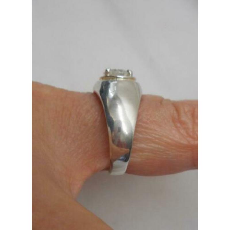 Zilveren unisex ring met heldere steen maat 19 nr.637