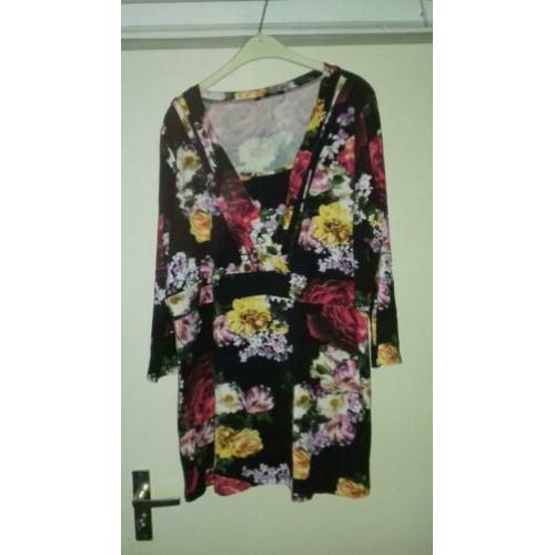 Zwart tuniekshirt met bloemen maat 52