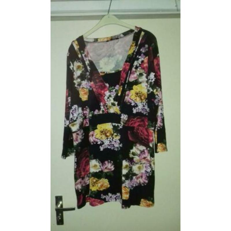 Zwart tuniekshirt met bloemen maat 52