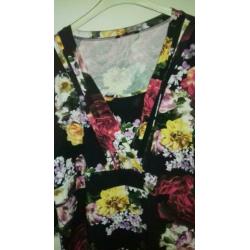 Zwart tuniekshirt met bloemen maat 52