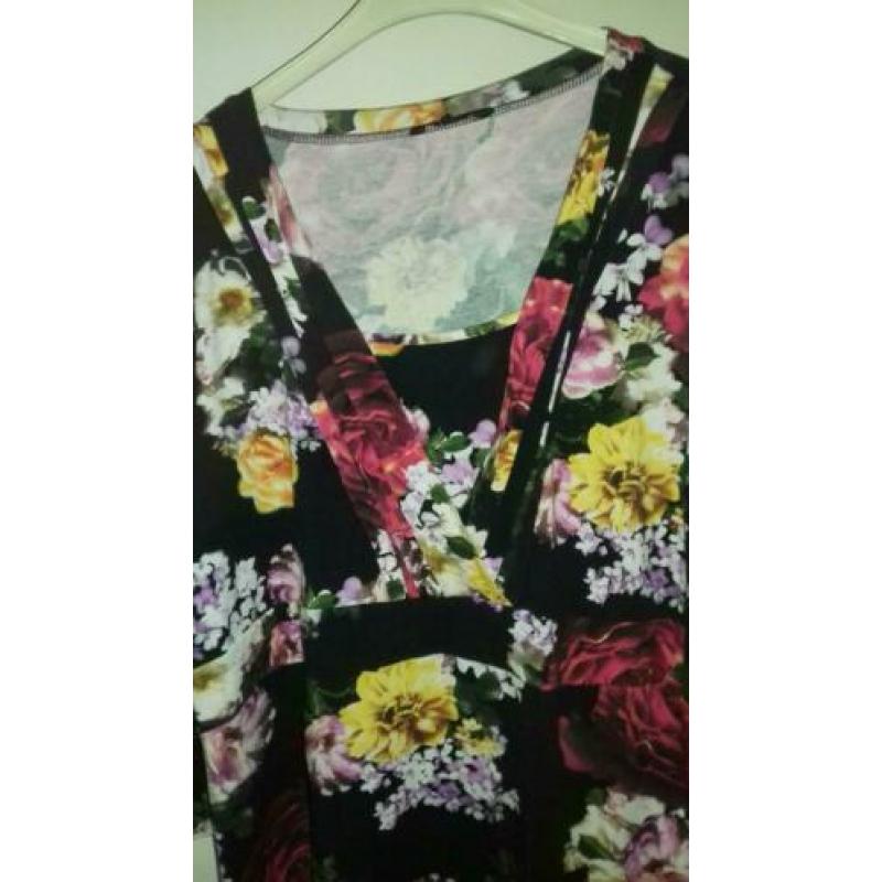 Zwart tuniekshirt met bloemen maat 52