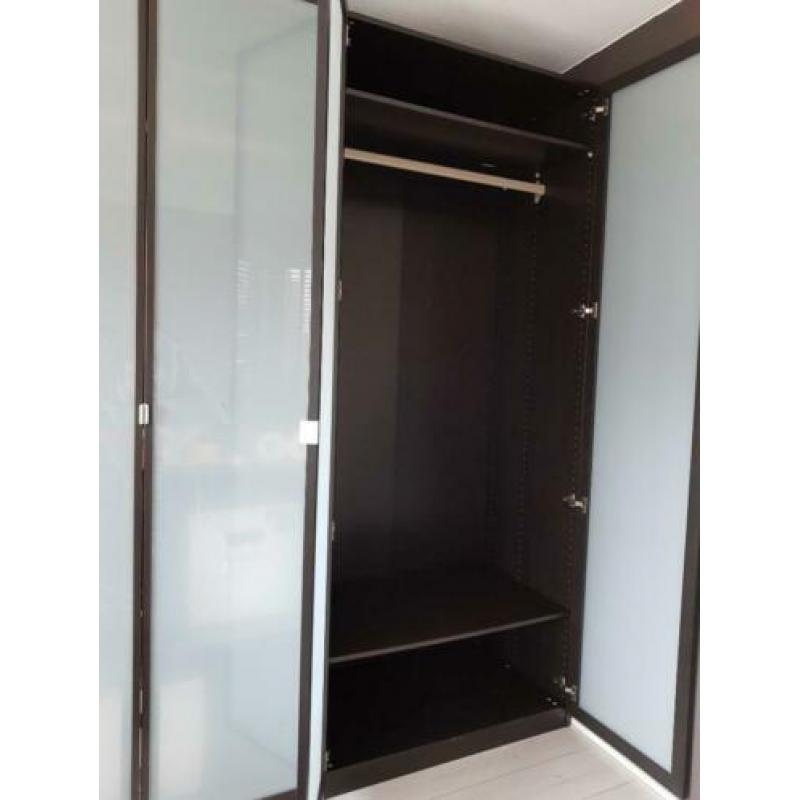 Kledingkast Ikea met melkglas deuren. Donkerbruin