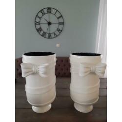 2 grote bloempotten met mooi design 57cm hoog