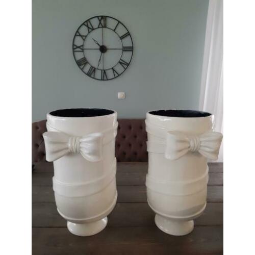 2 grote bloempotten met mooi design 57cm hoog