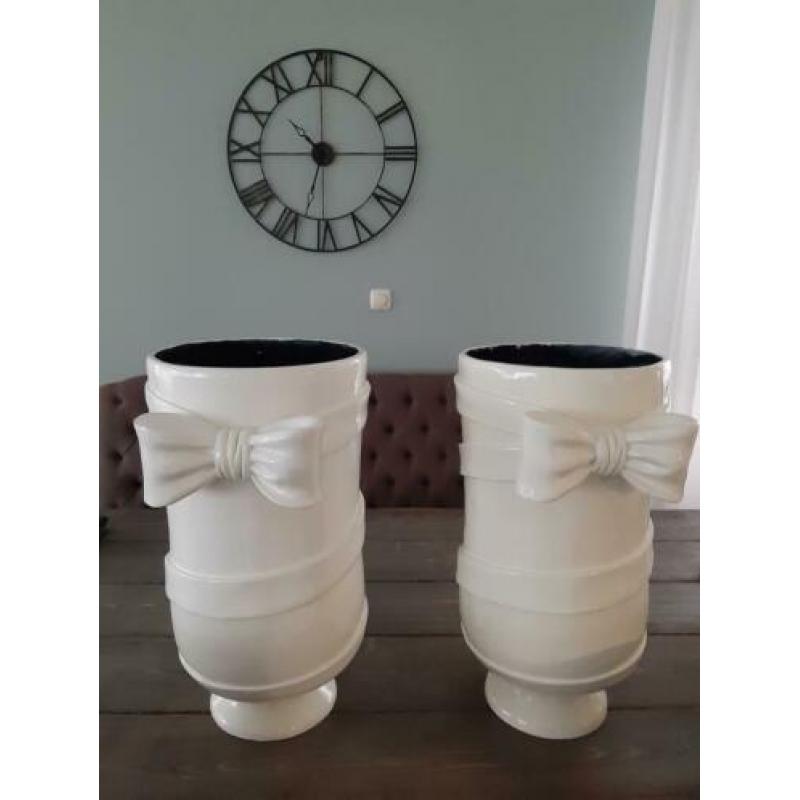 2 grote bloempotten met mooi design 57cm hoog