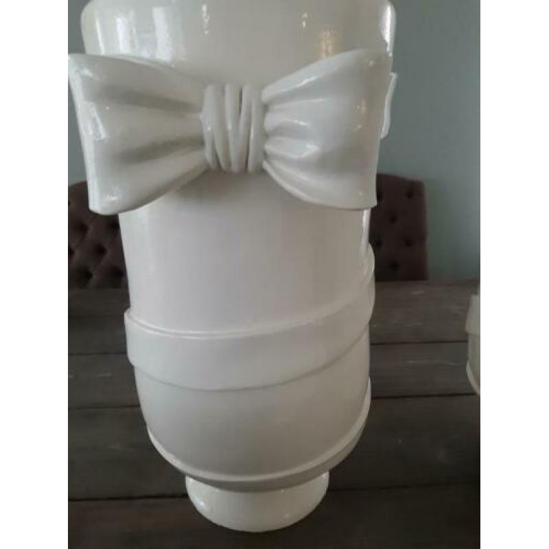 2 grote bloempotten met mooi design 57cm hoog