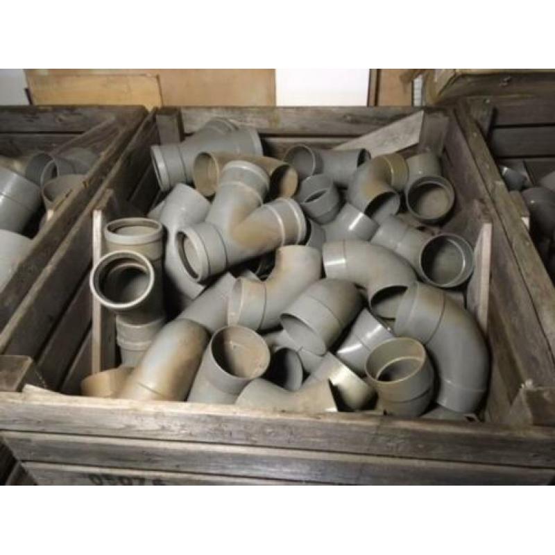 312. Partij nieuwe verkleurde PVC hulpstukken
