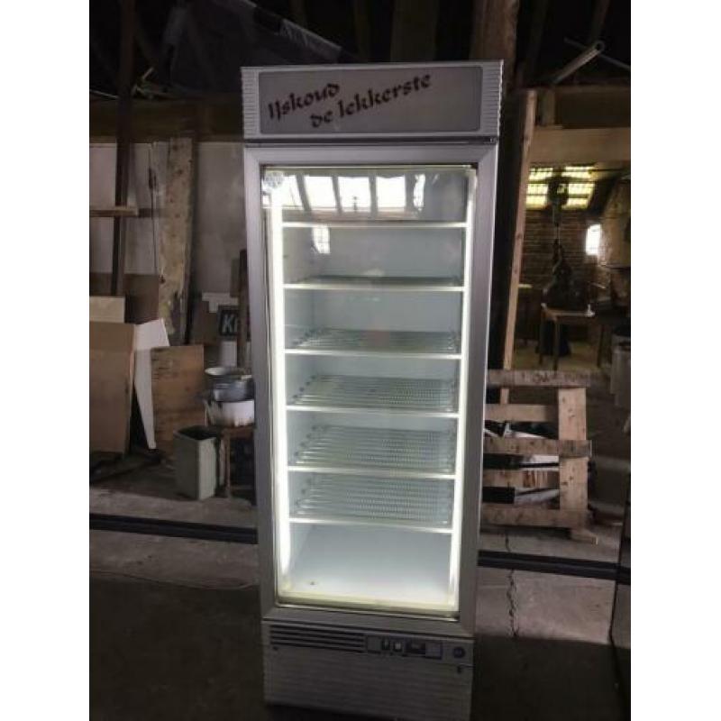 Vriesvitrine vrieskast met glazen deur.