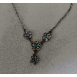 zilverkleurige ketting met witte / lichtblauw bloem strass