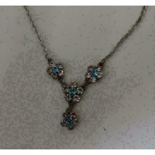 zilverkleurige ketting met witte / lichtblauw bloem strass
