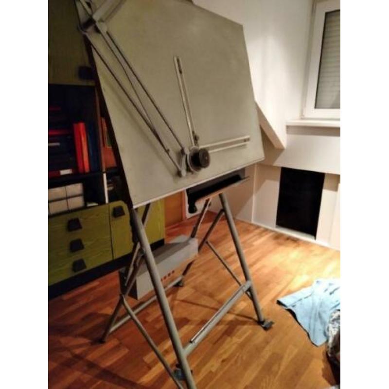 tekentafel met tekenmachine