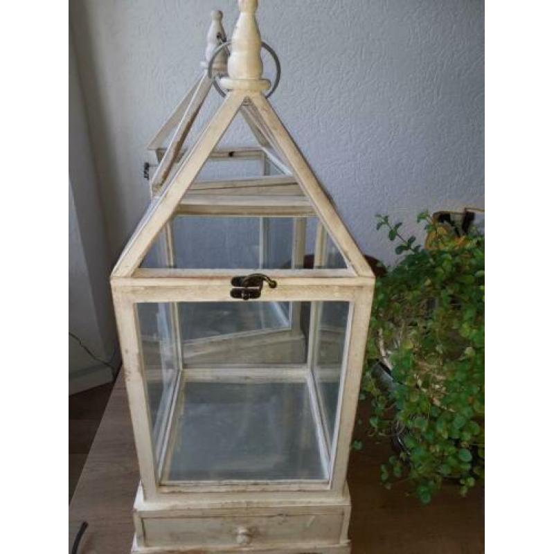 Twee zeer grote windlichten white washe met
