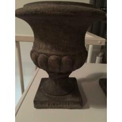 Zware stenen bloempotten 2 stuks beton kleur