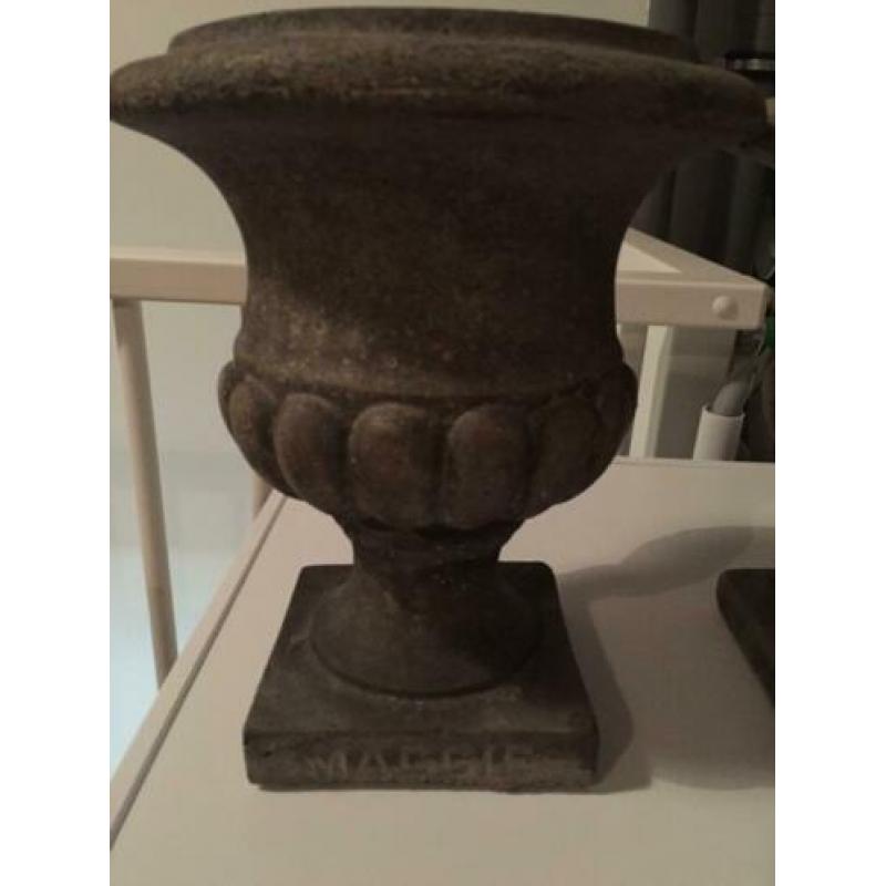 Zware stenen bloempotten 2 stuks beton kleur