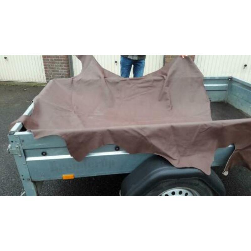 Grote stuken bruin leer voor meubelmaker oid..