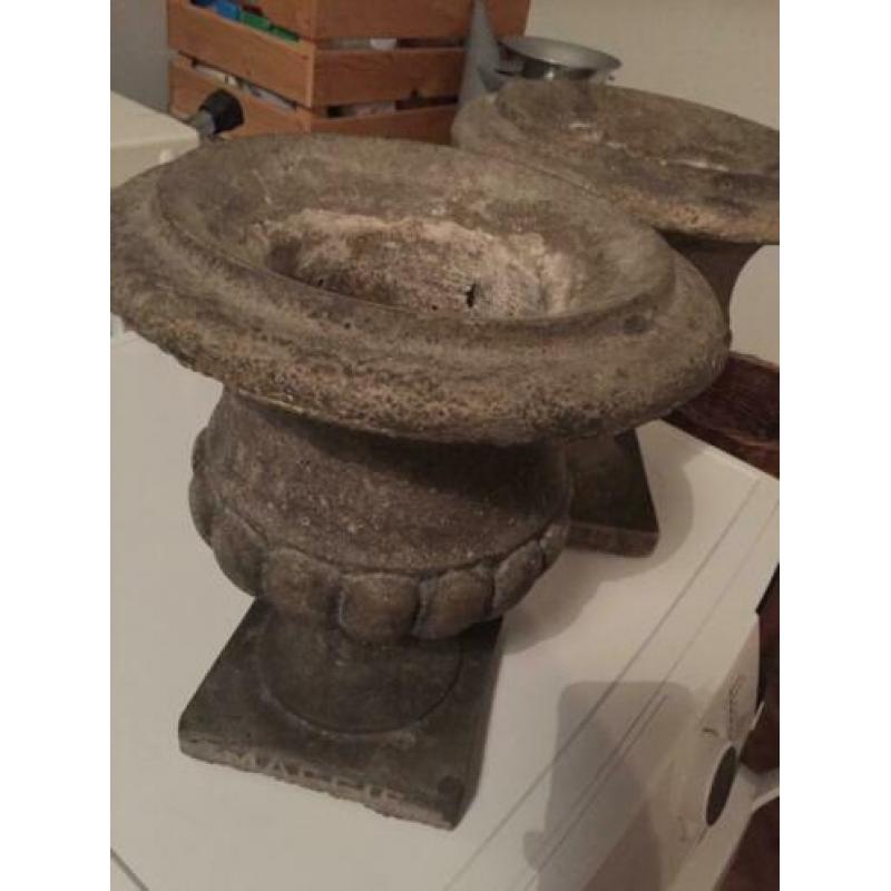 Zware stenen bloempotten 2 stuks beton kleur