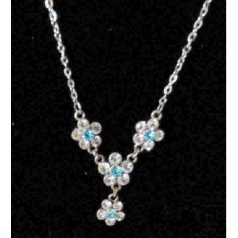 zilverkleurige ketting met witte / lichtblauw bloem strass