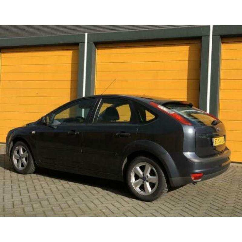 Ford Focus 1.6 2007 Grijs