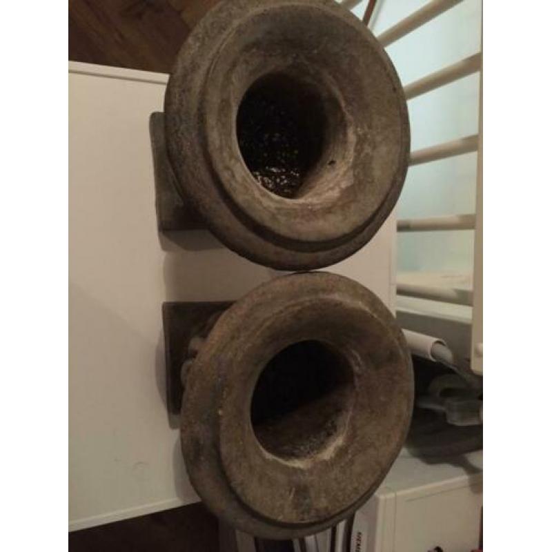 Zware stenen bloempotten 2 stuks beton kleur