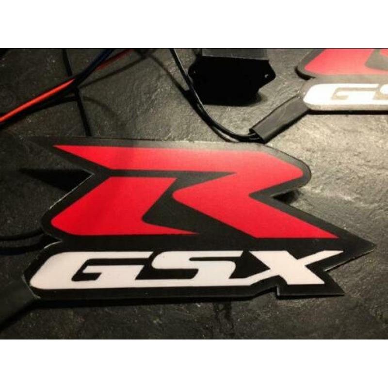 Led verlichte gsxr emblemen . Nieuw in doos 12 volt