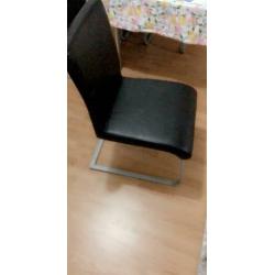 6 zwarte stoelen