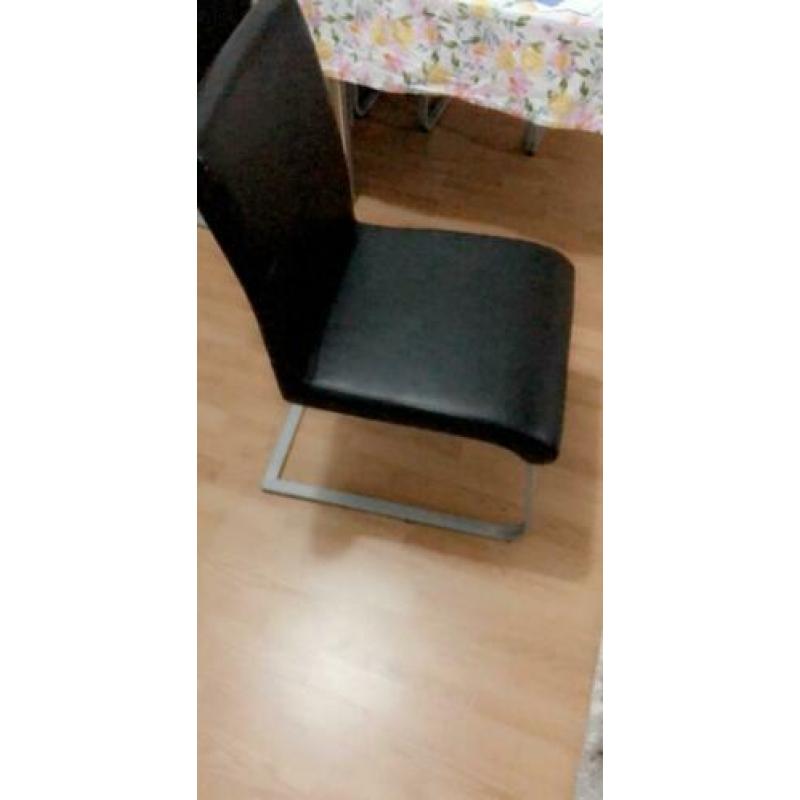 6 zwarte stoelen