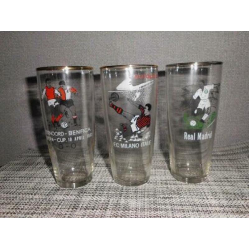 voetbal bierglazen 11 stuks