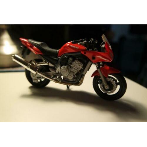 Solido 1:18 Yamaha Fazer rood