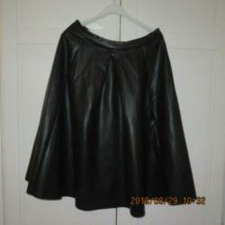 Groene wijde lederlook rok van Jaune Rouge maat L.