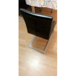6 zwarte stoelen